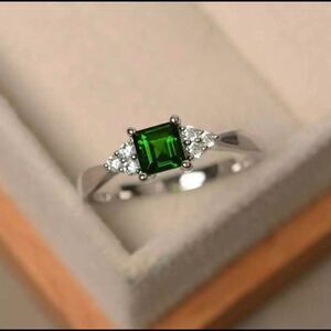Elegant Silver Princess Cut Emerald Ring